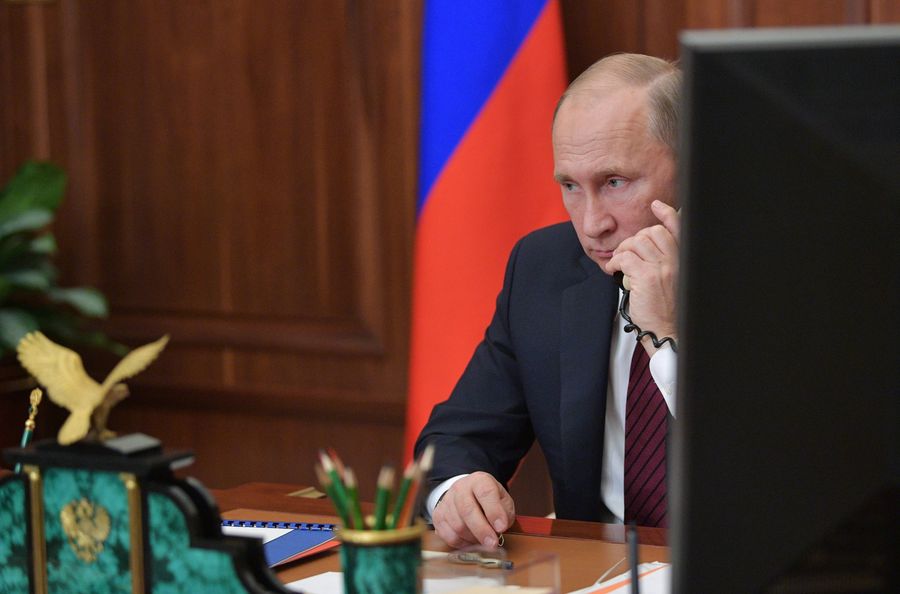 Президент РФ Владимир Путин во время телефонного разговора