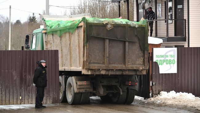 Машина с мусором въезжает на полигон твердых бытовых отходов Ядрово в Московской области Машина с мусором въезжает на полигон твердых бытовых отходов Ядрово в Московской области