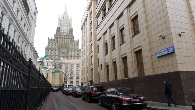 Автомобили у здания МИД РФ во время брифинга по ситуации вокруг отравления в Солсбери экс-полковника ГРУ Сергея Скрипаля Автомобили у здания МИД РФ во время брифинга по ситуации вокруг отравления в Солсбери экс-полковника ГРУ Сергея Скрипаля