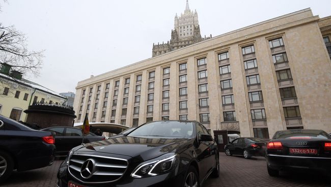 Автомобили у здания МИД РФ во время брифинга по ситуации вокруг отравления в Солсбери экс-полковника ГРУ Сергея Скрипаля Автомобили у здания МИД РФ во время брифинга по ситуации вокруг отравления в Солсбери экс-полковника ГРУ Сергея Скрипаля