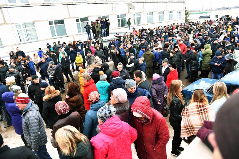 Местные жители у Центральной районной больницы Волоколамска, куда жители обращались в связи с ухудшением самочувствия. 21 марта 2018