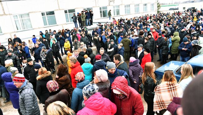 Местные жители у Центральной районной больницы Волоколамска, куда жители обращались в связи с ухудшением самочувствия. 21 марта 2018 Местные жители у Центральной районной больницы Волоколамска, куда жители обращались в связи с ухудшением самочувствия. 21 марта 2018