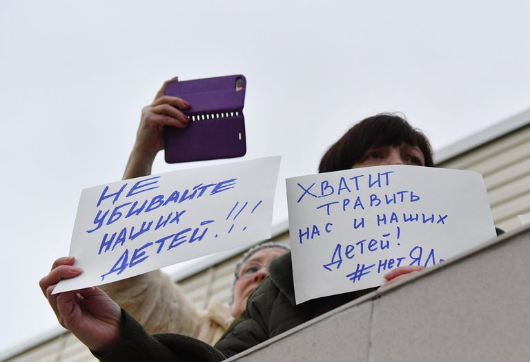 Люди с плакатами у Центральной районной больницы Волоколамска, куда жители обращались в связи с ухудшением самочувствия. 21 марта 2018 Люди с плакатами у Центральной районной больницы Волоколамска, куда жители обращались в связи с ухудшением самочувствия. 21 марта 2018