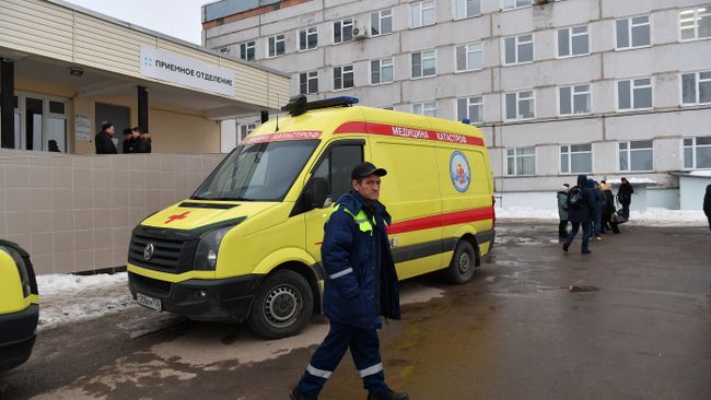Автомобиль возле здания Центральной районной больницы в Волоколамске Автомобиль возле здания Центральной районной больницы в Волоколамске