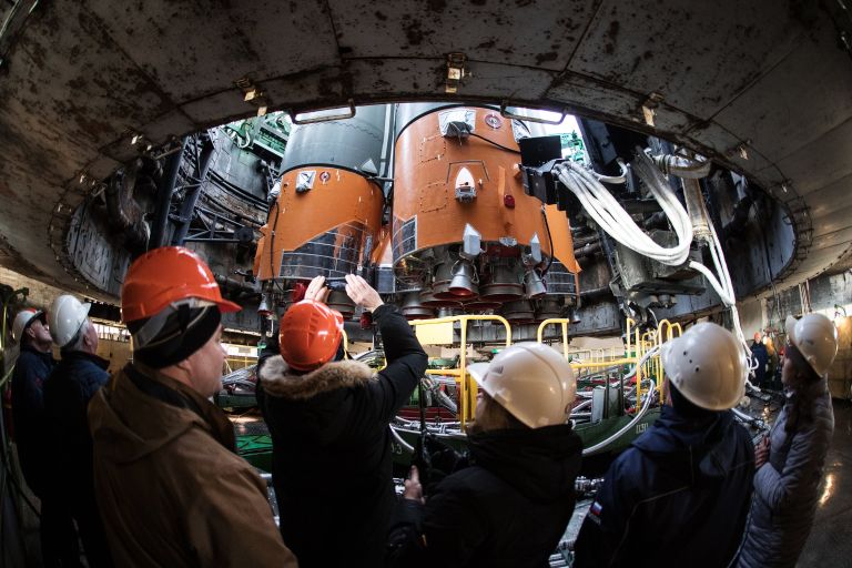 Ракета-носитель с транспортным пилотируемым кораблем Союз МС-08 во время установки на стартовый комплекс космодрома Байконур Ракета-носитель с транспортным пилотируемым кораблем Союз МС-08 во время установки на стартовый комплекс космодрома Байконур