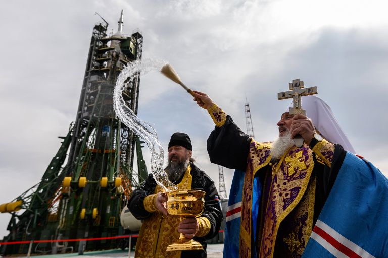 Освящение ракеты-носителя Союз-ФГ с ТПК Союз МС-08 на космодроме Байконур. В центре: настоятель храма Святого великомученика Георгия Победоносца протоиерей Сергий Бычков Освящение ракеты-носителя Союз-ФГ с ТПК Союз МС-08 на космодроме Байконур. В центре: настоятель храма Святого великомученика Георгия Победоносца протоиерей Сергий Бычков