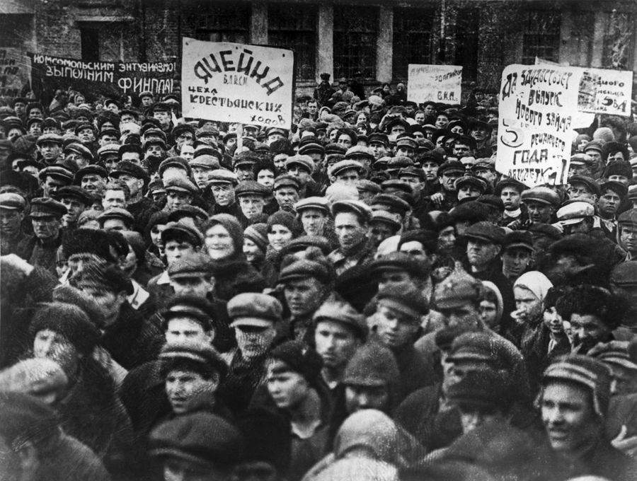 Митинг рабочих завода Ростсельмаш, посвященный постановлению Совнаркома СССР о выпуске Займа третьей пятилетки Митинг рабочих завода Ростсельмаш, посвященный постановлению Совнаркома СССР о выпуске Займа третьей пятилетки