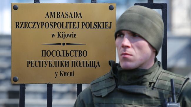 Сотрудник правоохранительных органов Украины во время акции у посольства Польши в Киеве Сотрудник правоохранительных органов Украины во время акции у посольства Польши в Киеве