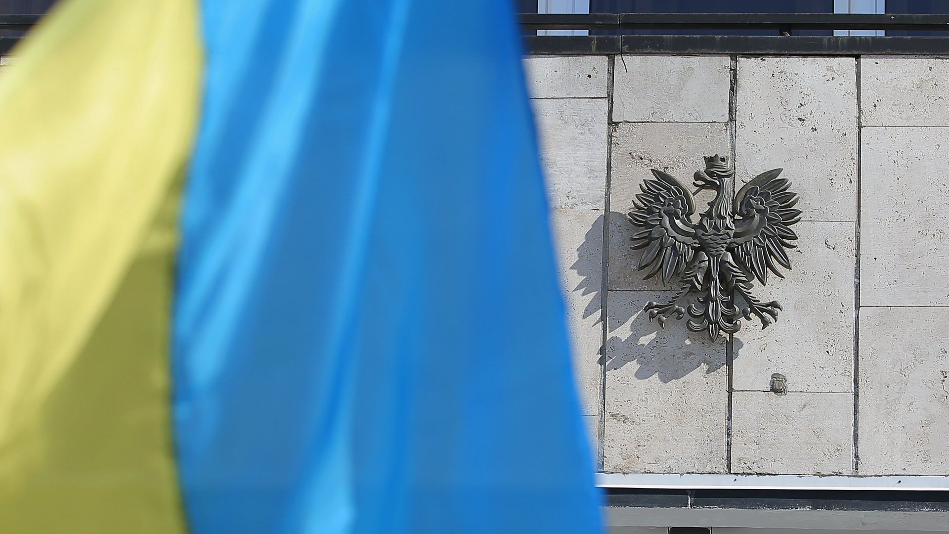 Государственный флаг Украины у посольства Польши в Киеве - РИА Новости, 1920, 18.09.2023