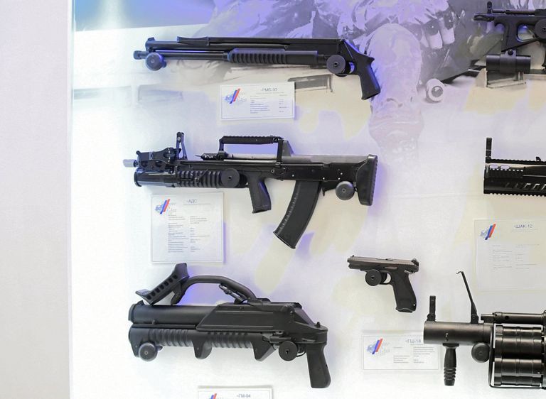 Образцы стрелкового оружия на стенде АО Конструкторское бюро приборостроения им. А Г. Шипунова
