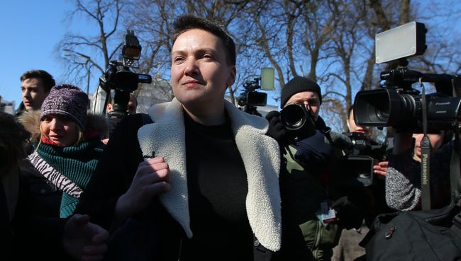Надежда Савченко в сопровождении журналистов и сотрудников правоохранительных органов у здания Верховной рады в Киеве. 22 марта 2018 Надежда Савченко в сопровождении журналистов и сотрудников правоохранительных органов у здания Верховной рады в Киеве. 22 марта 2018