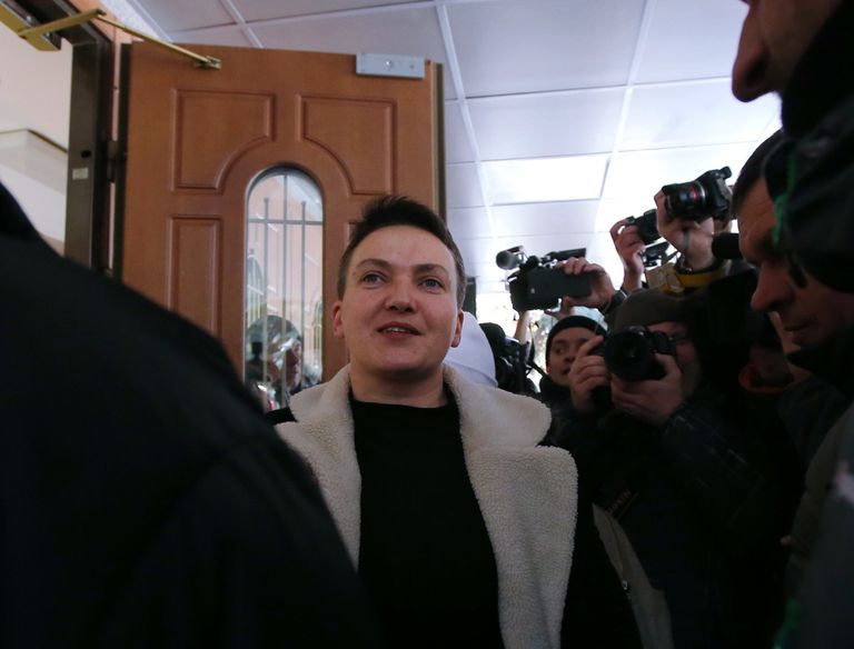 Задержанная Надежда Савченко пришла в управление СБУ по Киеву и области. 22 марта 2018 Задержанная Надежда Савченко пришла в управление СБУ по Киеву и области. 22 марта 2018