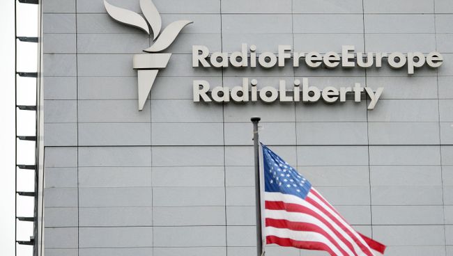 Вывеска на здании штаб-квартиры международной радиовещательной организации Радио Свободная Европа в Праге. Архивное фото