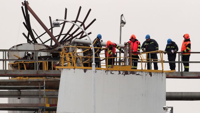 Пожарные на месте взрыва на заводе в чешском городе Кралупи-над-Влтавоу. 22 марта 2018 Пожарные на месте взрыва на заводе в чешском городе Кралупи-над-Влтавоу. 22 марта 2018