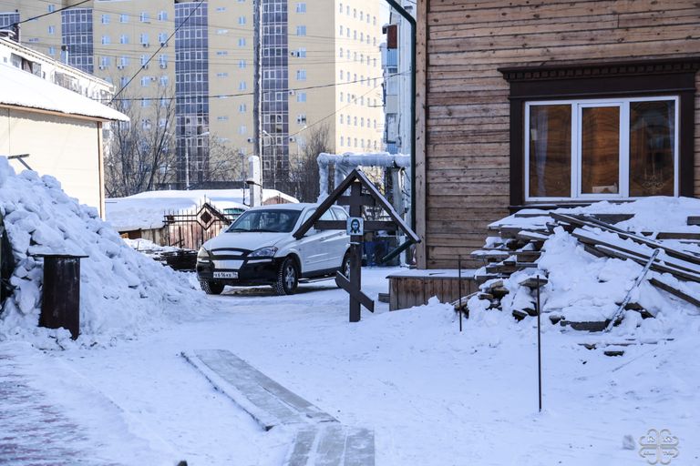 внедорожник настоятеля Спасского монастыря в Якутске внедорожник настоятеля Спасского монастыря в Якутске