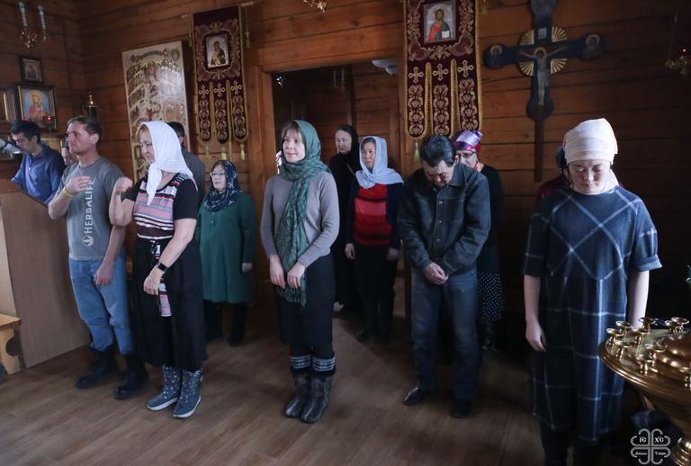 прихожане на богослужении в якутском Спасском монастыре прихожане на богослужении в якутском Спасском монастыре