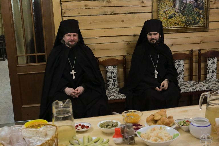 В трапезной якутского Спасского мужского монастыря В трапезной якутского Спасского мужского монастыря