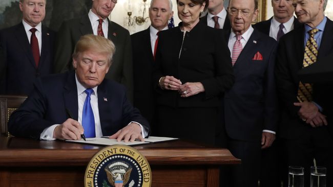 Президент США Дональд Трамп подписывает президентский меморандум, устанавливающий тарифы и инвестиционные ограничения для Китая. 22 марта 2018 Президент США Дональд Трамп подписывает президентский меморандум, устанавливающий тарифы и инвестиционные ограничения для Китая. 22 марта 2018