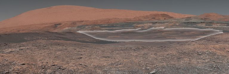 Залежи глины на склонах горы Шарп, к которым движется марсоход Curiosity