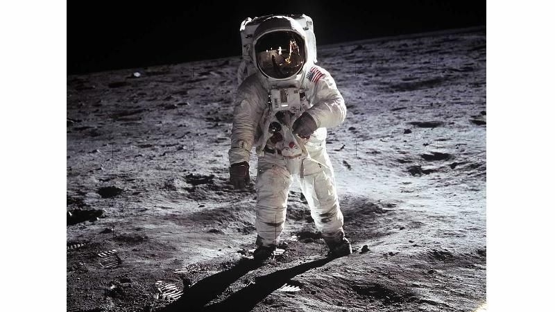 Американский астронавт Базз Олдрин на поверхности Луны Американский астронавт Базз Олдрин на поверхности Луны - РИА Новости, 1920, 20.07.2026