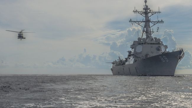 Эсминец Mustin ВМС США в Южно-китайском море Эсминец Mustin ВМС США в Южно-китайском море