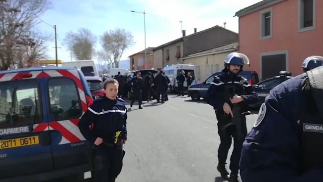 Сотрудники полиции в коммуне Треб на юге Франции, где произошел захват заложников. 23 марта 2018 Сотрудники полиции в коммуне Треб на юге Франции, где произошел захват заложников. 23 марта 2018