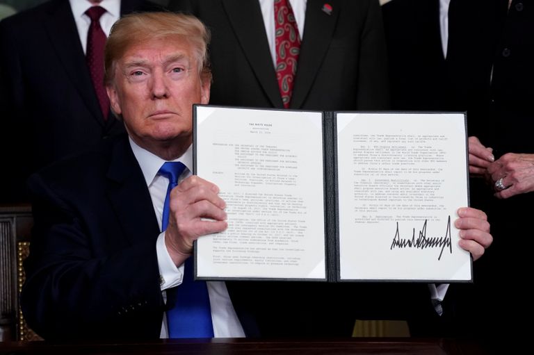 Президент Дональд Трамп после подписания меморандума, устанавливающего тарифы и инвестиционные ограничения для Китая. 22 марта 2018 Президент Дональд Трамп после подписания меморандума, устанавливающего тарифы и инвестиционные ограничения для Китая. 22 марта 2018