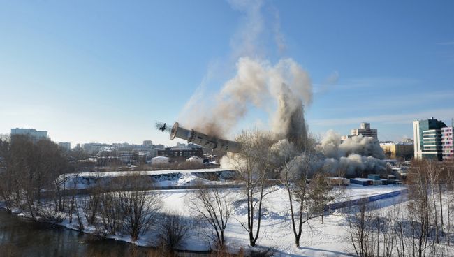 Снос недостроенной телебашни в Екатеринбурге, возведение которое было остановлено в последний год существования СССР Снос недостроенной телебашни в Екатеринбурге, возведение которое было остановлено в последний год существования СССР