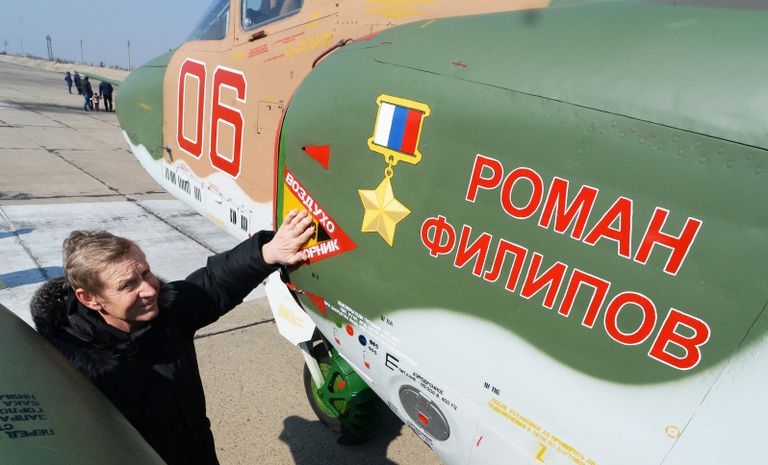 Отец Романа Филипова Николай Филипов у самолета Су-25СМ имени Героя России майора Романа Филипова