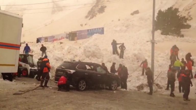 Спасатели откапывали машины на автостоянке в Приэльбрусье, где сошла лавина