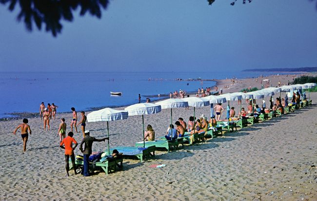 Отдхающие на пляже в окрестностях города Зеленогорска. Архив, 1977 год Отдхающие на пляже в окрестностях города Зеленогорска. Архив, 1977 год