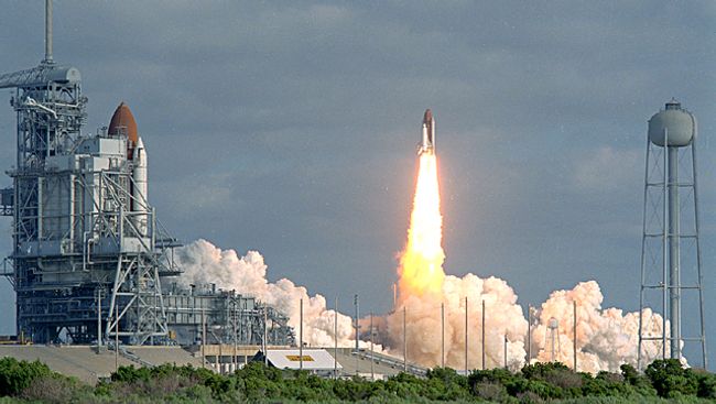 Запуск шаттла Колумбия с космическим телескопом Хаббл Запуск шаттла Колумбия с космическим телескопом Хаббл
