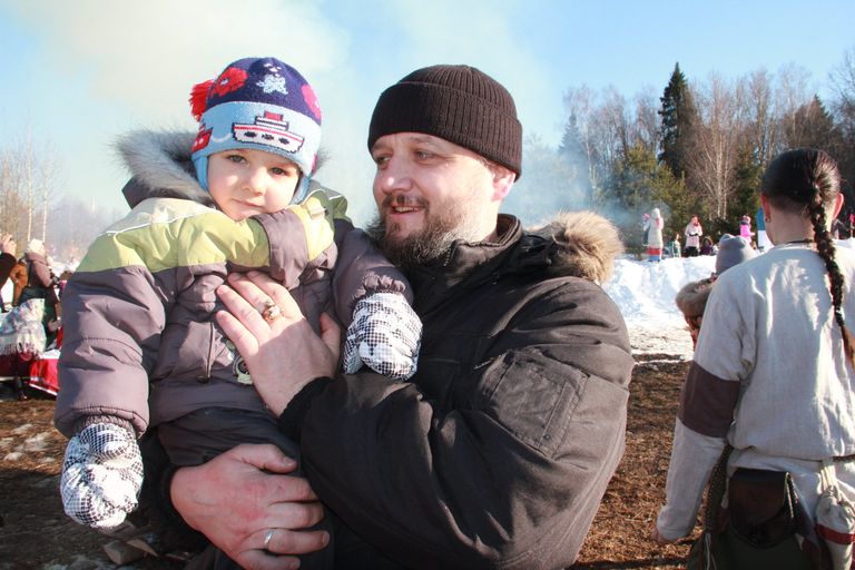 Родновер Ладомир с сыном Святославом на праздновании языческой Масленицы (Комоедицы) в деревне Турейка Наро-Фоминского района Московской области Родновер Ладомир с сыном Святославом на праздновании языческой Масленицы (Комоедицы) в деревне Турейка Наро-Фоминского района Московской области