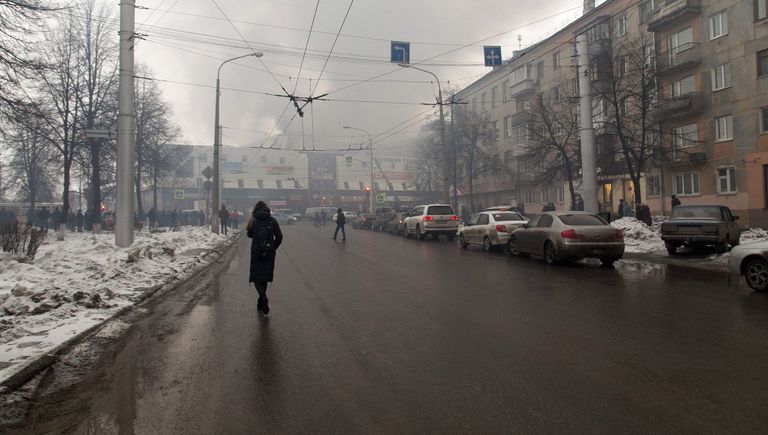 Дым пожара в торговом центре «Зимняя вишня» в Кемерово. 25 марта 2018