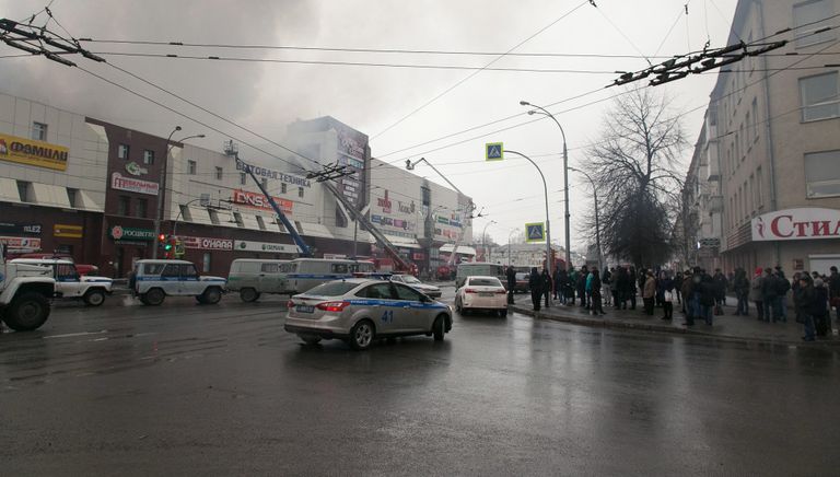 Сотрудники пожарной охраны МЧС борются с пожаром в торговом центре «Зимняя вишня» в Кемерово. 25 марта 2018