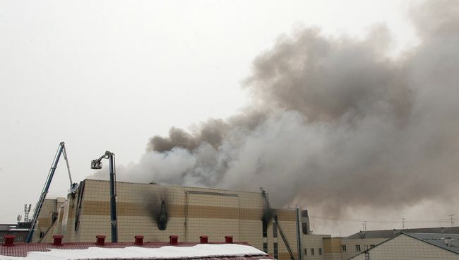 Сотрудники пожарной охраны МЧС борются с пожаром в торговом центре «Зимняя вишня» в Кемерово. 25 марта 2018 Сотрудники пожарной охраны МЧС борются с пожаром в торговом центре «Зимняя вишня» в Кемерово. 25 марта 2018