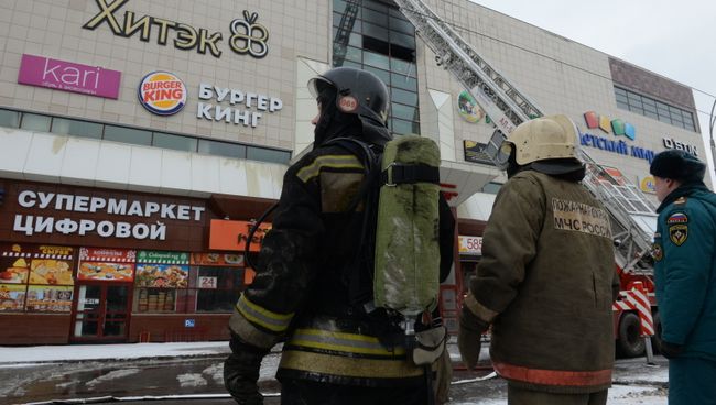 Сотрудник пожарной охраны МЧС во время тушения пожара в торговом центре «Зимняя вишня» в Кемерово. 26 марта 2018 Сотрудник пожарной охраны МЧС во время тушения пожара в торговом центре «Зимняя вишня» в Кемерово. 26 марта 2018