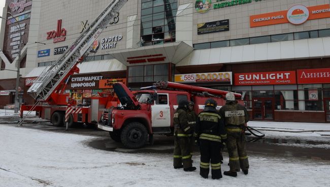 Сотрудник пожарной охраны МЧС во время тушения пожара в торговом центре «Зимняя вишня» в Кемерово. 26 марта 2018 Сотрудник пожарной охраны МЧС во время тушения пожара в торговом центре «Зимняя вишня» в Кемерово. 26 марта 2018