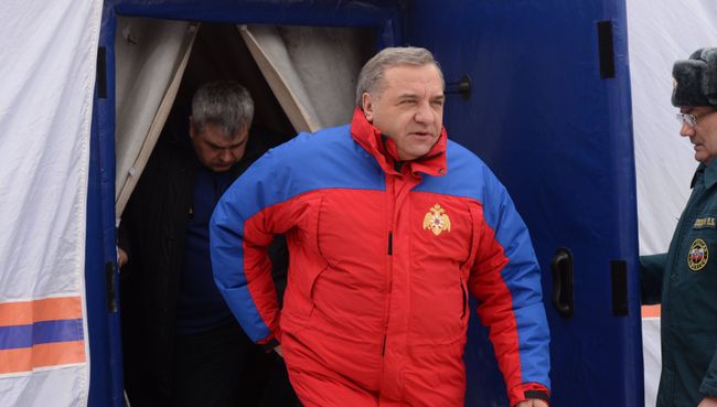 Министр МЧС РФ Владимир Пучков после окончания совещания в оперативном штабе МЧС РФ в Кемерово. 26 марта 2018 Министр МЧС РФ Владимир Пучков после окончания совещания в оперативном штабе МЧС РФ в Кемерово. 26 марта 2018