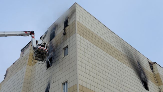 Сотрудники пожарной охраны МЧС во время тушения пожара в торговом центре Зимняя вишня в Кемерово. 26 марта 2018 Сотрудники пожарной охраны МЧС во время тушения пожара в торговом центре Зимняя вишня в Кемерово. 26 марта 2018