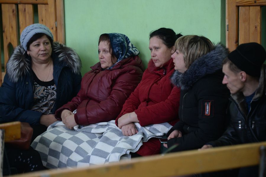 Родственники пропавших без вести при пожаре в торговом центре Зимняя вишня в Кемерово. 26 марта 2018 Родственники пропавших без вести при пожаре в торговом центре Зимняя вишня в Кемерово. 26 марта 2018