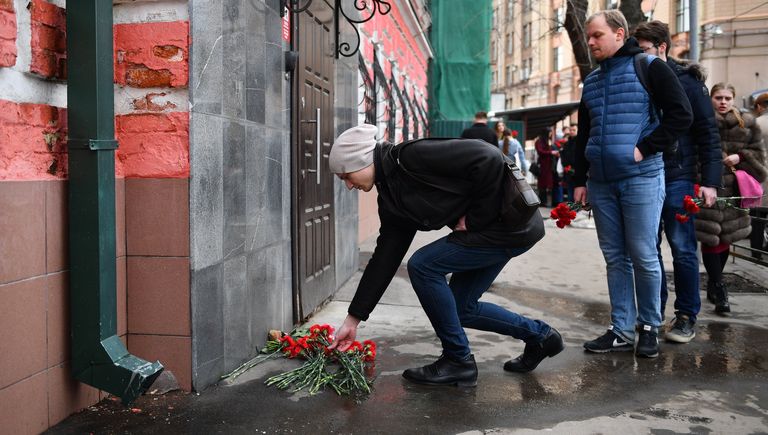 Москвичи несут цветы в память о погибших в ТЦ Зимняя вишня к зданию представительства Кемеровской области в Москве. 26 марта 2018 Москвичи несут цветы в память о погибших в ТЦ Зимняя вишня к зданию представительства Кемеровской области в Москве. 26 марта 2018