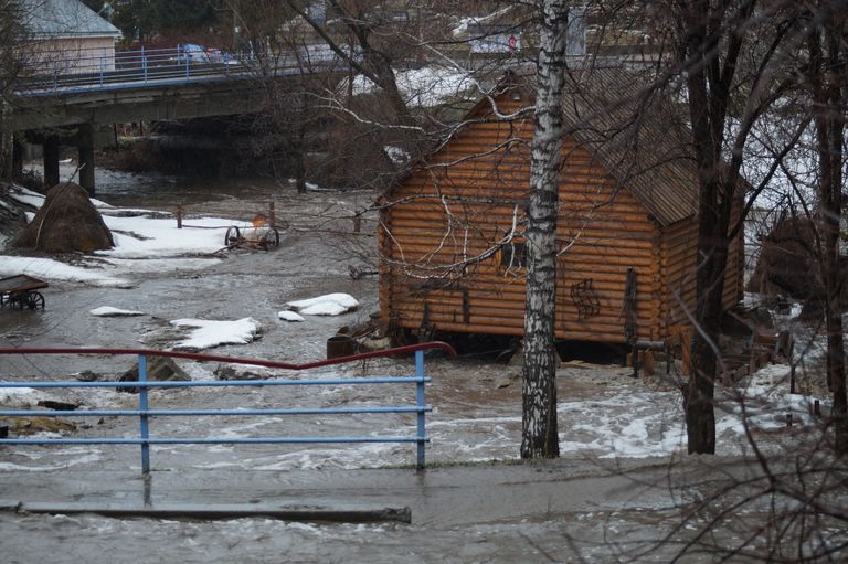 Подтопление домов в результате паводка в городе Белокуриха Алтайского края. 26 марта 2018 Подтопление домов в результате паводка в городе Белокуриха Алтайского края. 26 марта 2018
