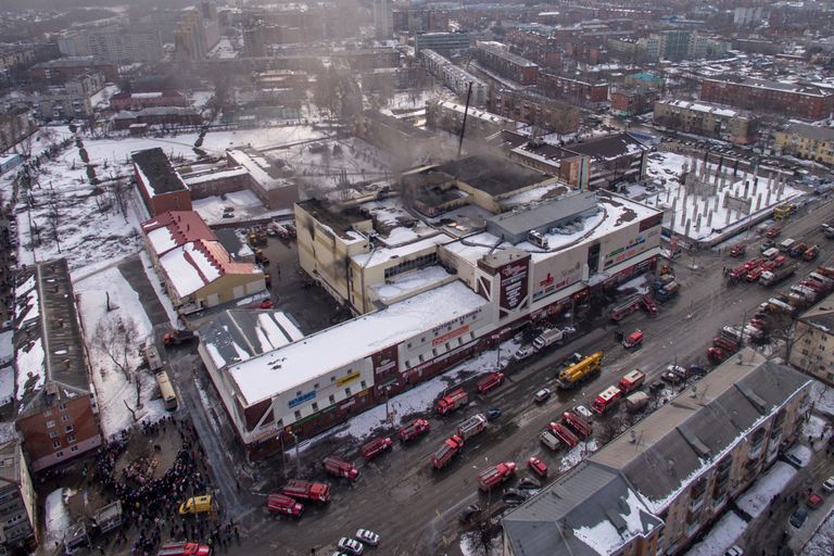 Здание торгового центре Зимняя вишня в Кемерово, где произошел пожар. 26 марта 2018 Здание торгового центре Зимняя вишня в Кемерово, где произошел пожар. 26 марта 2018