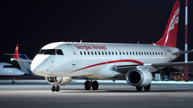 Самолет Embraer-190 авиакомпании Georgian Airways совершает первый регулярный международный рейс Тбилиси-Казань-Тбилиси в Международном аэропорту Казань. 26 марта 2018