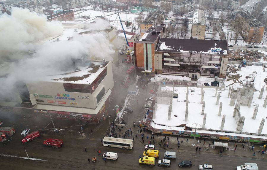 Пожар в здании торгового центра Зимняя вишня в Кемерово. 25 марта 2018 Пожар в здании торгового центра Зимняя вишня в Кемерово. 25 марта 2018