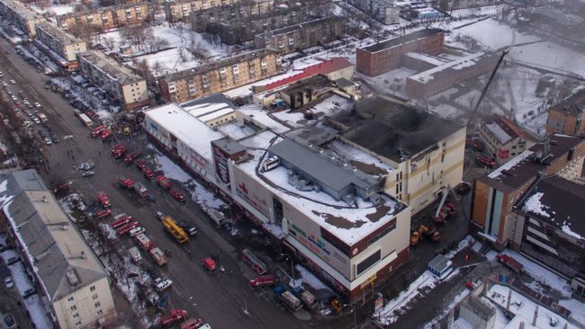 Здание торгового центра Зимняя вишня в Кемерово, где произошел пожар. 26 марта 2018