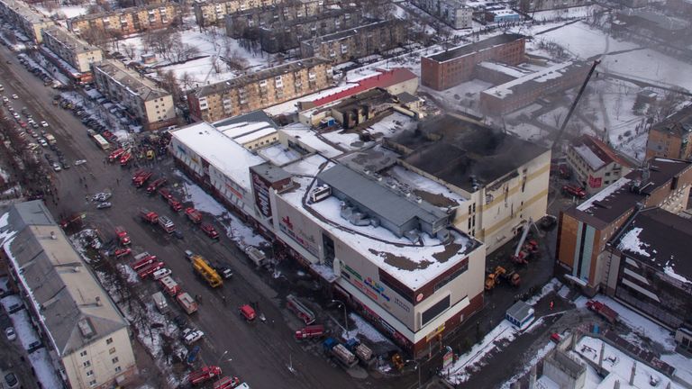 Здание торгового центра Зимняя вишня в Кемерово, где произошел пожар. 26 марта 2018 Здание торгового центра Зимняя вишня в Кемерово, где произошел пожар. 26 марта 2018