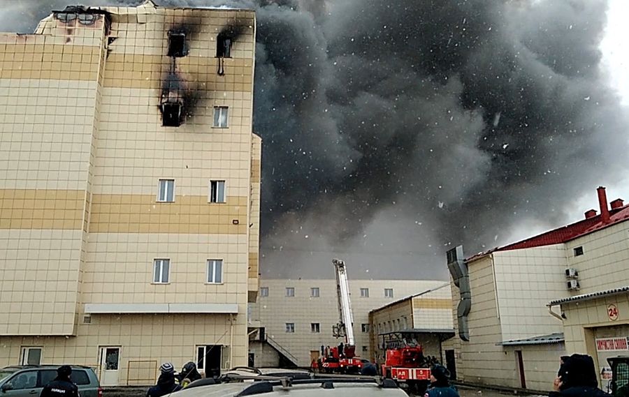 Пожар в здании торгового центра Зимняя вишня в Кемерово. 25 марта 2018 Пожар в здании торгового центра Зимняя вишня в Кемерово. 25 марта 2018