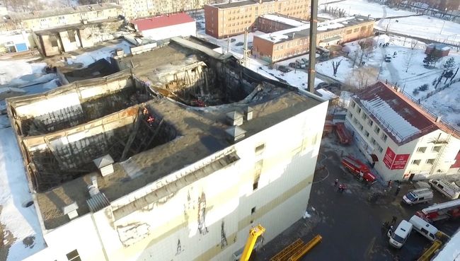 Здание торгового центра Зимняя вишня в Кемерово, где произошел пожар. 26 марта 2018 Здание торгового центра Зимняя вишня в Кемерово, где произошел пожар. 26 марта 2018